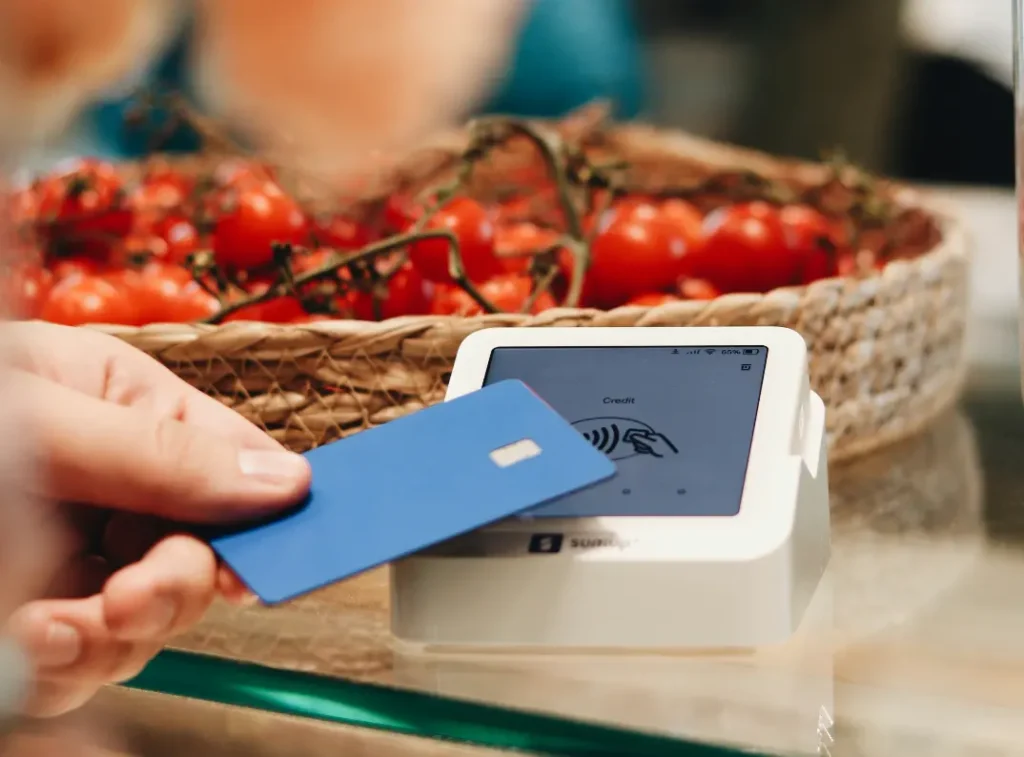 using credit card in supermarket